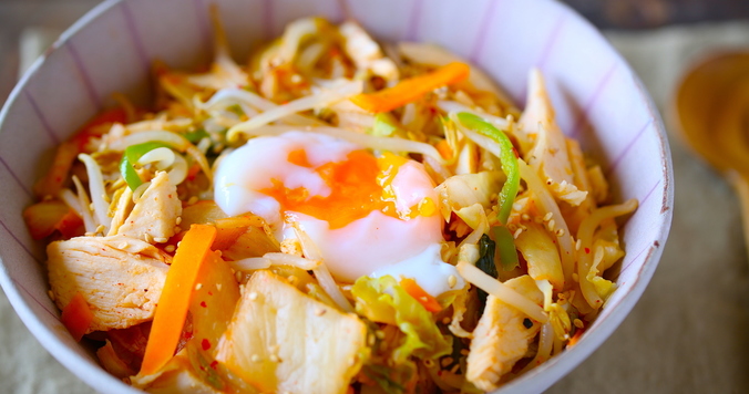 包丁もまな板も封印！　コンビニ食材を使ってレンジで５分の限界レシピ「鳥キムチ丼」