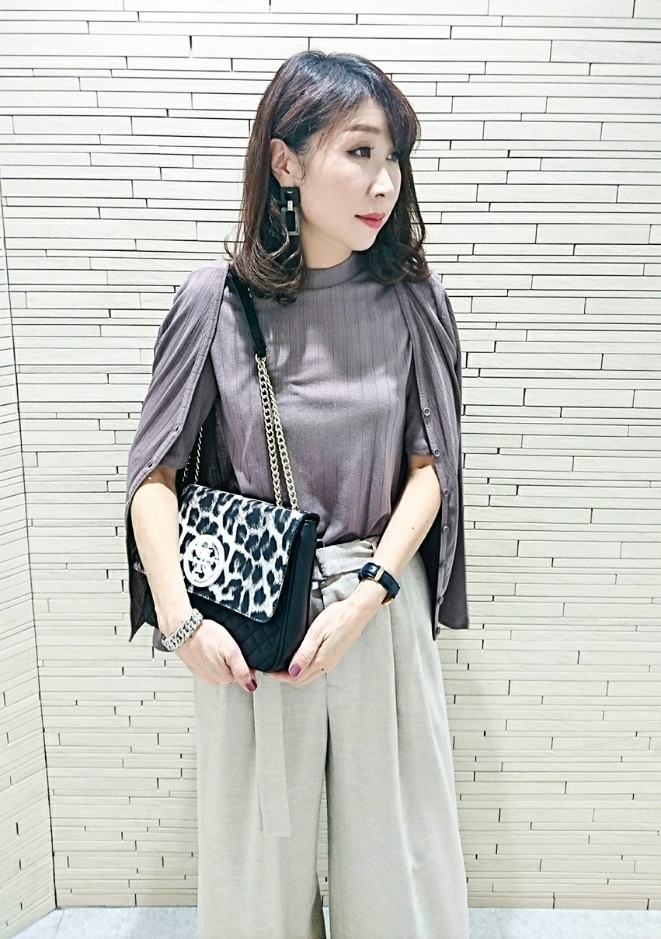 大人肌に映える。グレージュカラーのツインニットが大活躍しそう