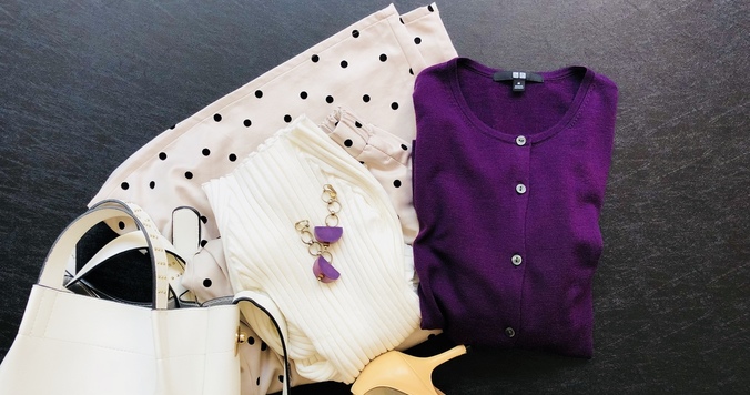 UNIQLOメリノクルーネックカーディガンが優秀。まず１枚買うならパープルです