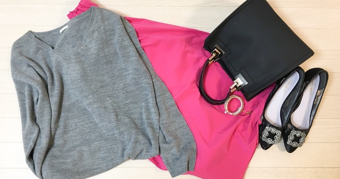 GUカシミヤタッチVネックセーターが優秀。どんなコーデもきれいにまとまります