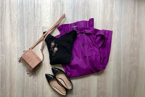 ロングスカートは華やか色がおすすめ。ベーシックトップスと合わせるだけでキマります