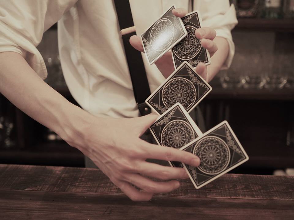 その男が「ヤバイやつか?」を見抜きたいなら〝マジックバー〟でデートせよ。