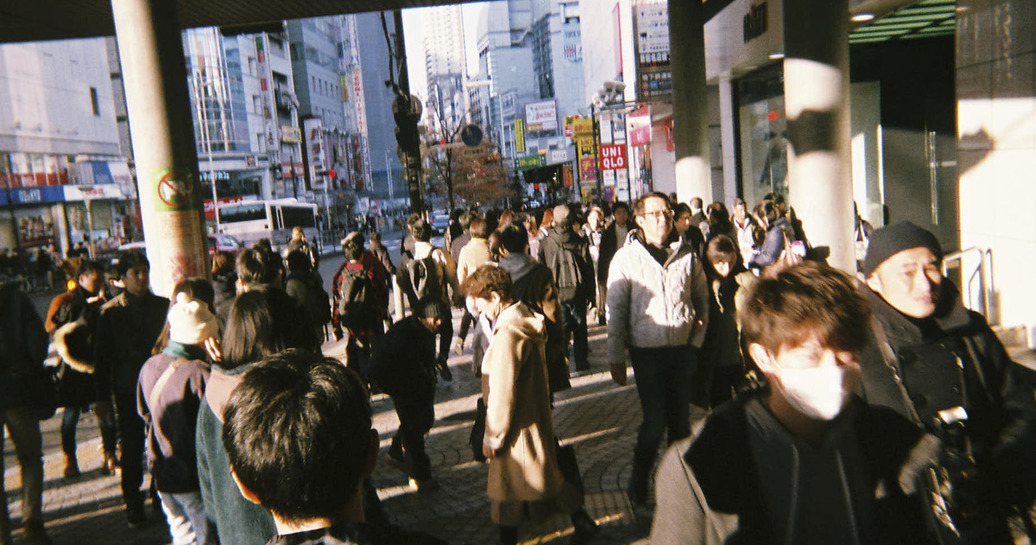 SNSに嫉妬をまぜこむ人は、他人の恋愛に怒りやすい