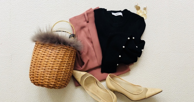 UNIQLOのドレープパンツが上品。デザインニットとの相性も抜群です