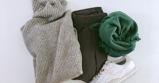 UNIQLOのタートルネックで作る、グレーのグラデーションコーデ