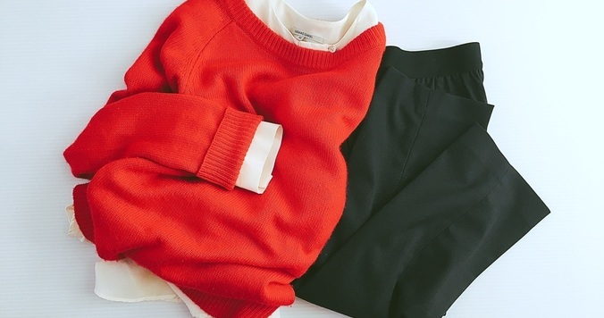 白シャツが秋のレイヤードコーデを洗練させる