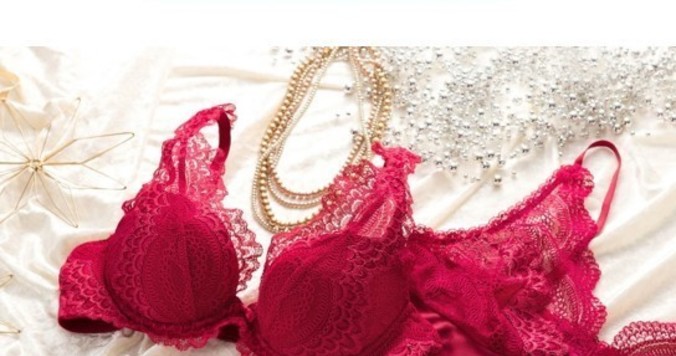 ドレスアップ時の胸元を美しく演出する「トリンプ クリスマスコレクション」