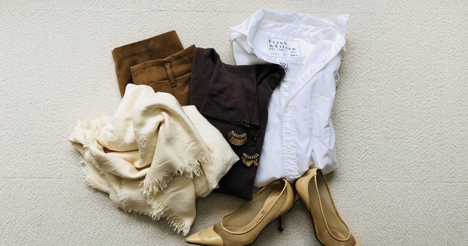 UNIQLOタートルネックニットに白シャツ羽織りで「きちんと感」あるコーデに