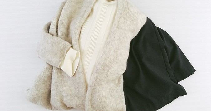 大人をきれいに見せるワイドパンツは、サイドとバックのシルエットも美しい