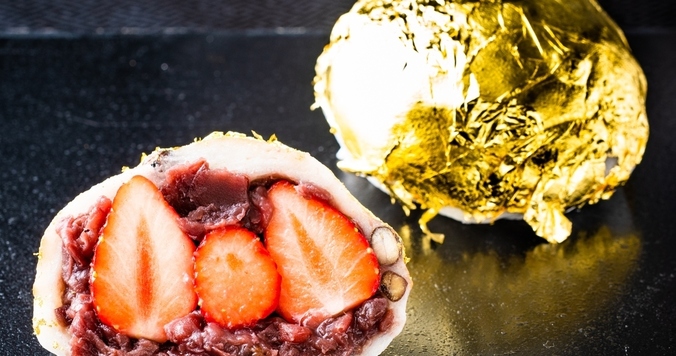 苺が３つに金箔も！　「年末ジャンボ金箔大福」を期間限定