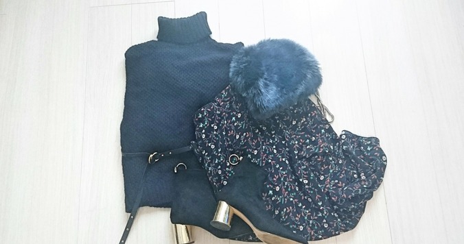 花柄スカートを今っぽく見せるコツは、ちょいルーズなトップスを合わせること