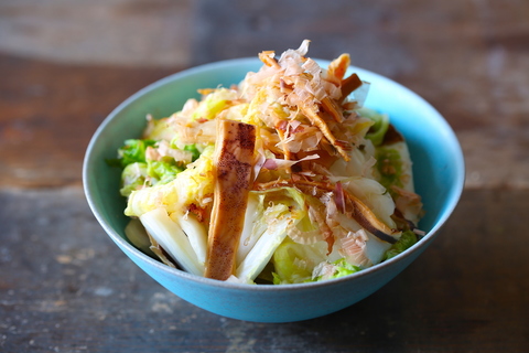 ご飯が進みすぎる……切って漬けるだけの「白菜とスルメのにんにく醤油漬け」が激ウマです