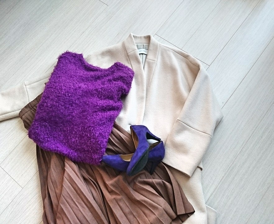 大人のパープルコーデにはブラウンを取り入れて。品良くおしゃれにまとまります