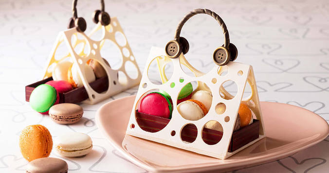 可愛くておしゃれ！　マカロンを運ぶハンドバッグ型スイーツ