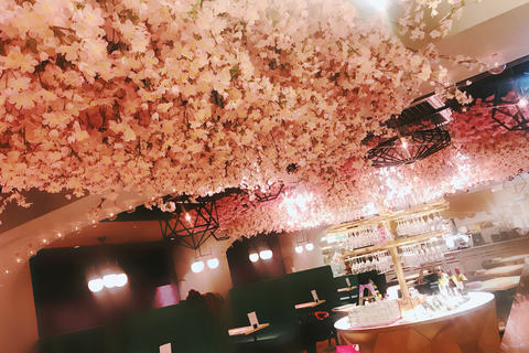 “インドア花見”がトレンド。店内で満開の桜を楽しめるワインバル