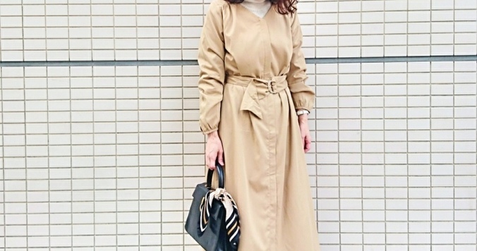 淡やさしいべージュ×白は“黒の差し色”で洗練度アップ
