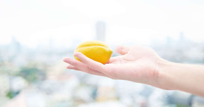 ニセモノの檸檬を握りしめなければ、生きていくことができなかった