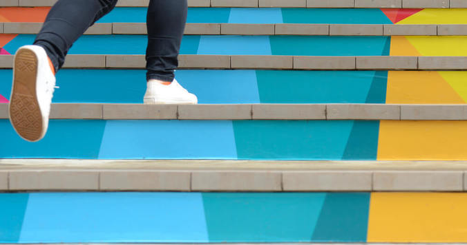 嵐、４月の新聞全面広告はメンバーカラー衣装で20年間をStep and Go！