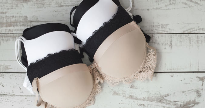 男性が好きなランジェリーの色って？　ブラの透け・チラ見えに思うことは？