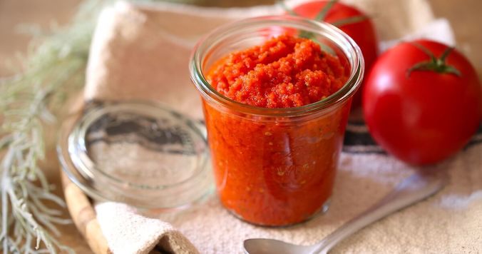 ５分でできる。万能すぎる「自家製ピリ辛ホットチリソース」はトマトを切って撹拌するだけ