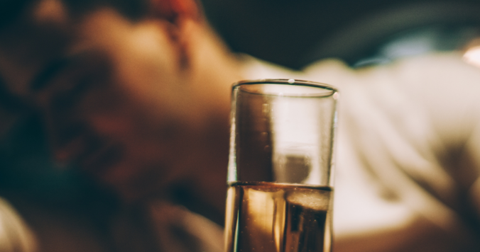 【弁護士が助言】ハプニングバーは違法か、注意点や逮捕リスクは？