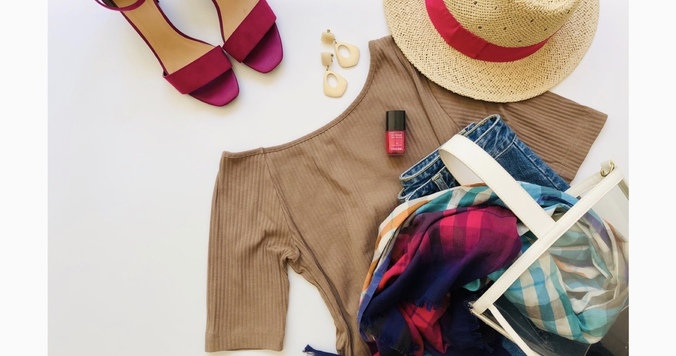 990円のGU「リブアシンメトリーネックT」で作る大人フェミニンスタイル