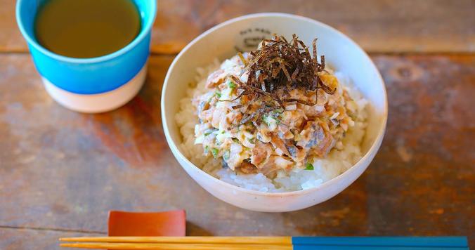 箸が止まらない！　混ぜるだけの超簡単「サンマヨ丼」の作り方