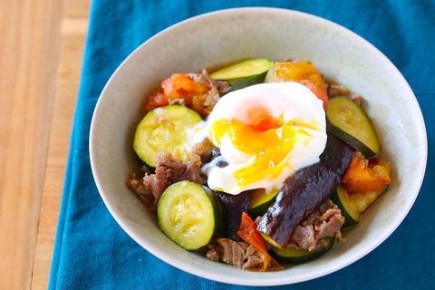 ごはんが進む！　超簡単＆美味しい「夏野菜のすき焼き」の作り方