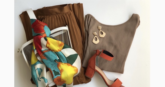 上下GUのベージュ系ワントーンコーデ！　帰省・旅行先でも品良くフェミニン