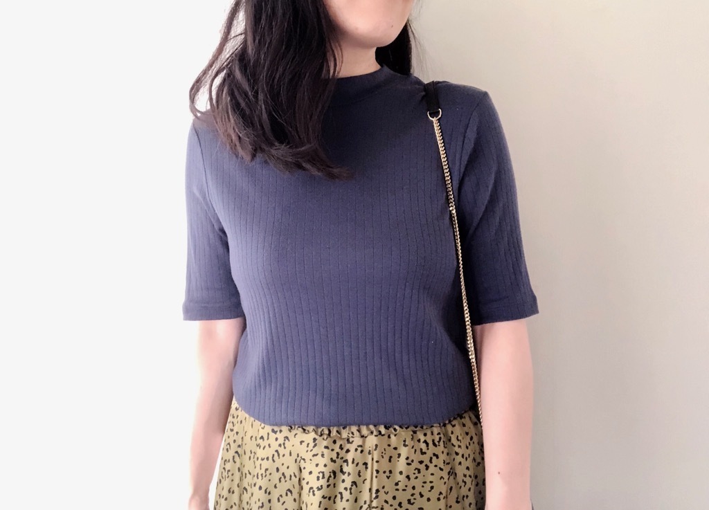 UNIQLOハイネックリブT1000円が優秀! パリジェンヌな「くすみカラー」で夏コーデ