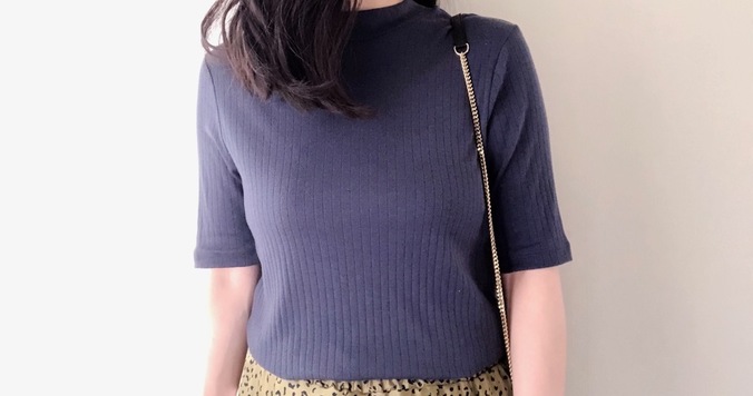 UNIQLOハイネックリブT1000円が優秀！　パリジェンヌな「くすみカラー」で夏コーデ