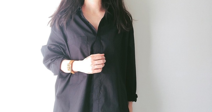 GUロングシャツチュニック1990円で秋を先取り。黒が主役の大人デニムコーデ