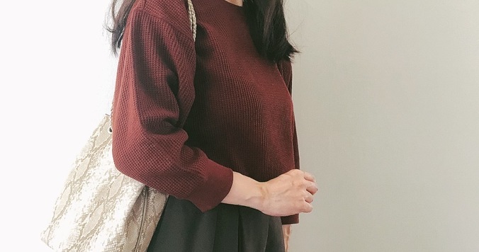 UNIQLOのワッフルT1500円。トレンドのブラウンで大人の同系色コーデ