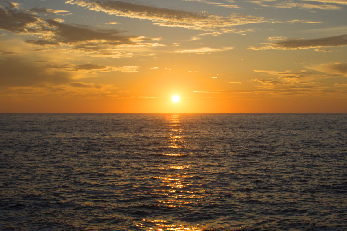 ７．水平線に夕日が沈んでいく夢