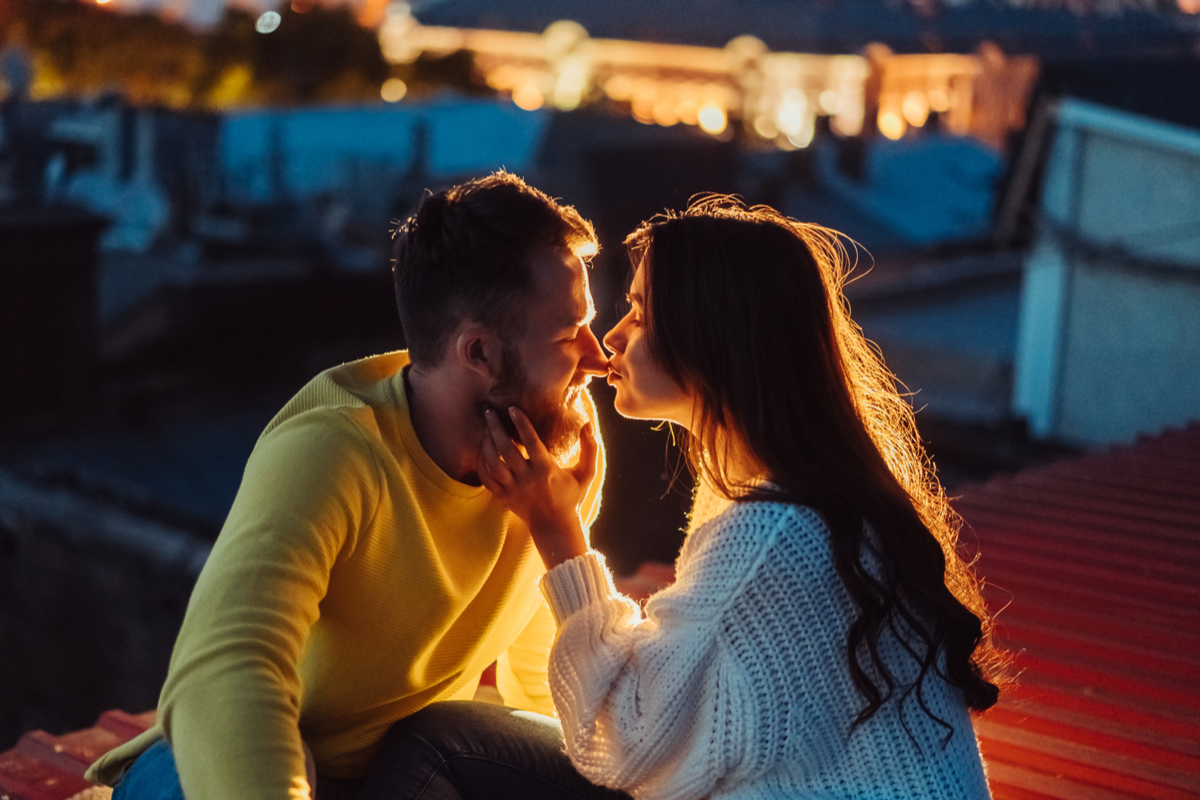 甘いムードに包まれたキス