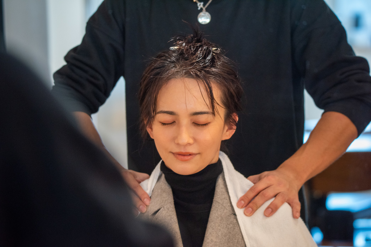 肩を揉まれて気持ち良さそうな優木さん