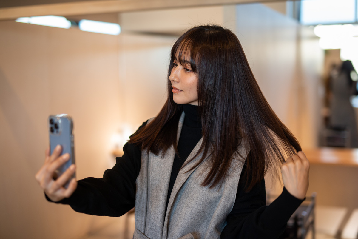 自慢の髪を自撮りする優木まおみさん