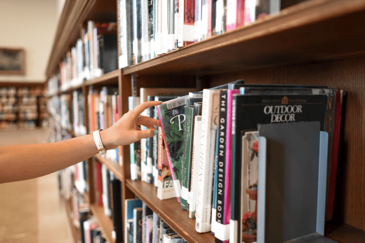 図書館の返却棚