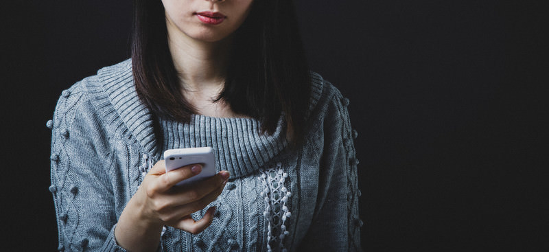 スマホで検索する女性