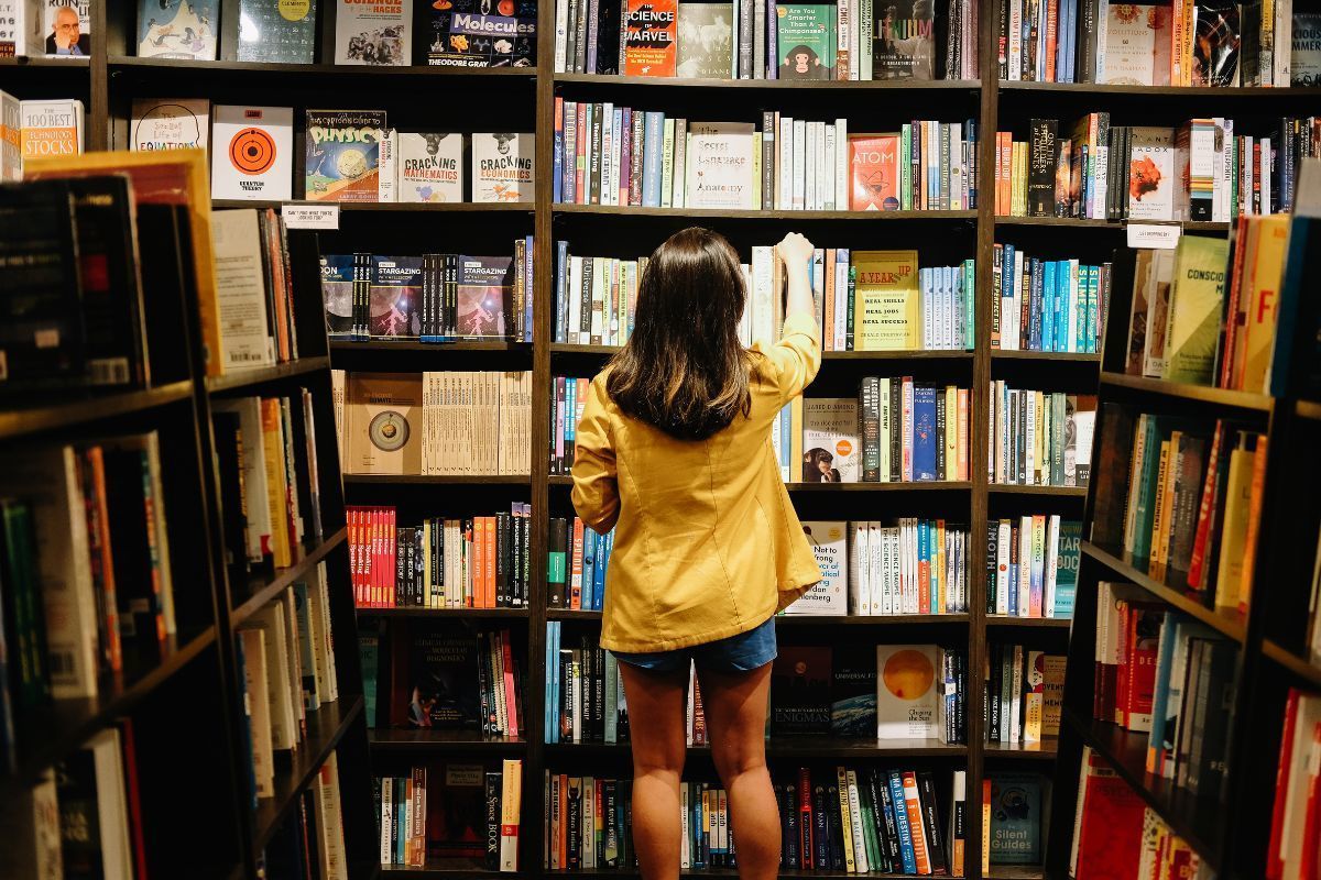 書店で本を選ぶ女性