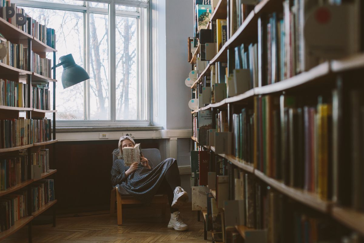 秋に読書する少女