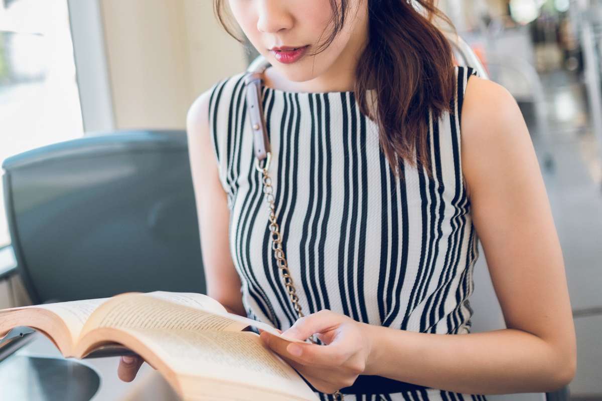女性が電車で読書しているところ