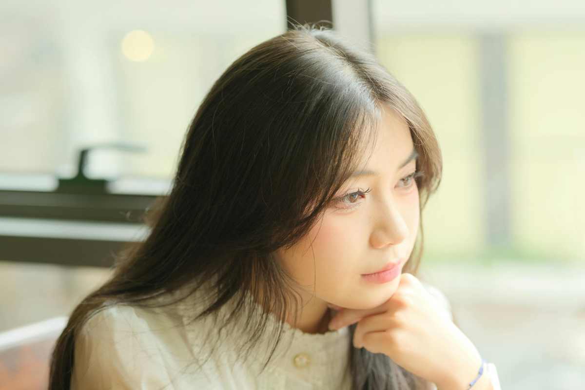 考えごとをする女性