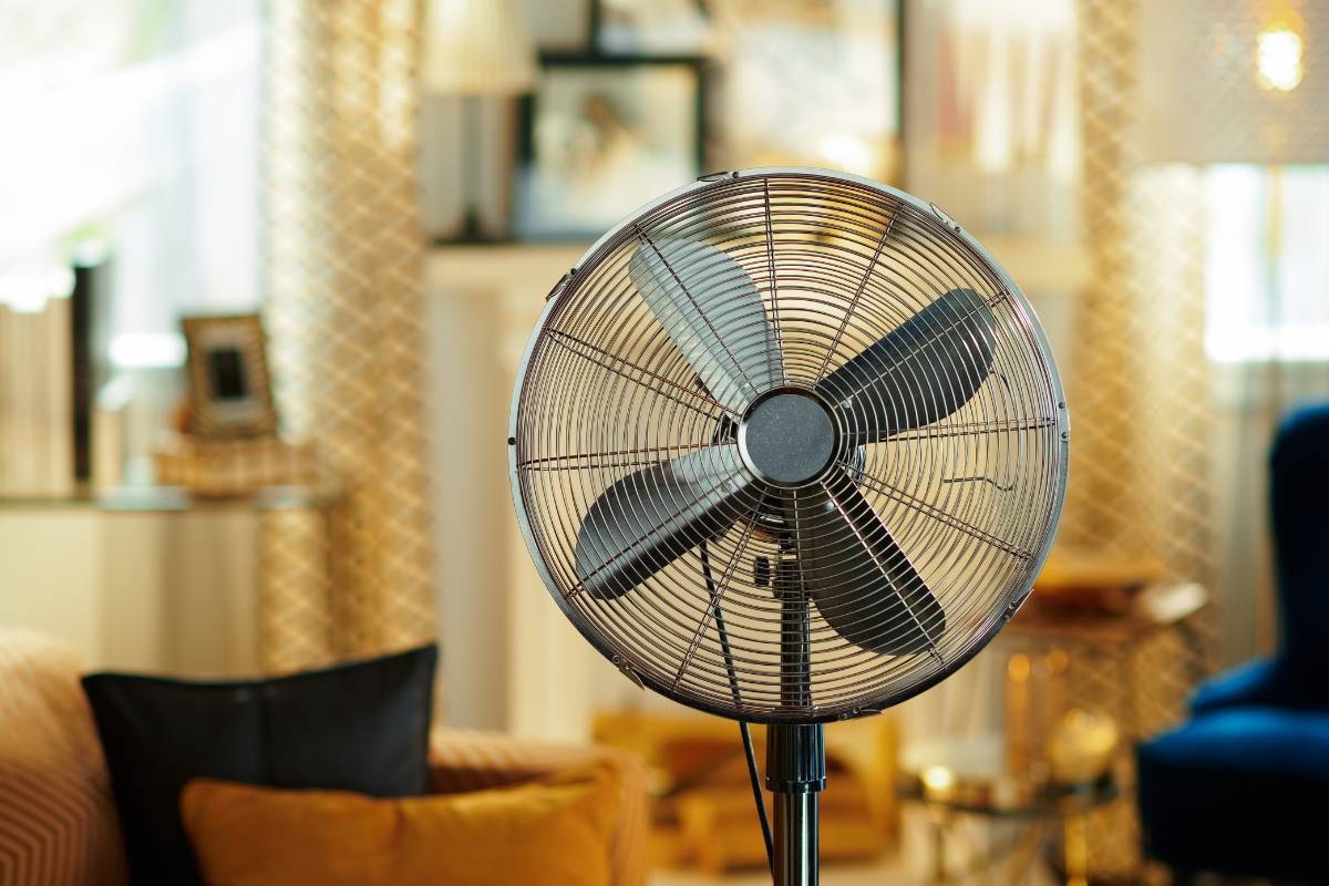 夏の扇風機の画像