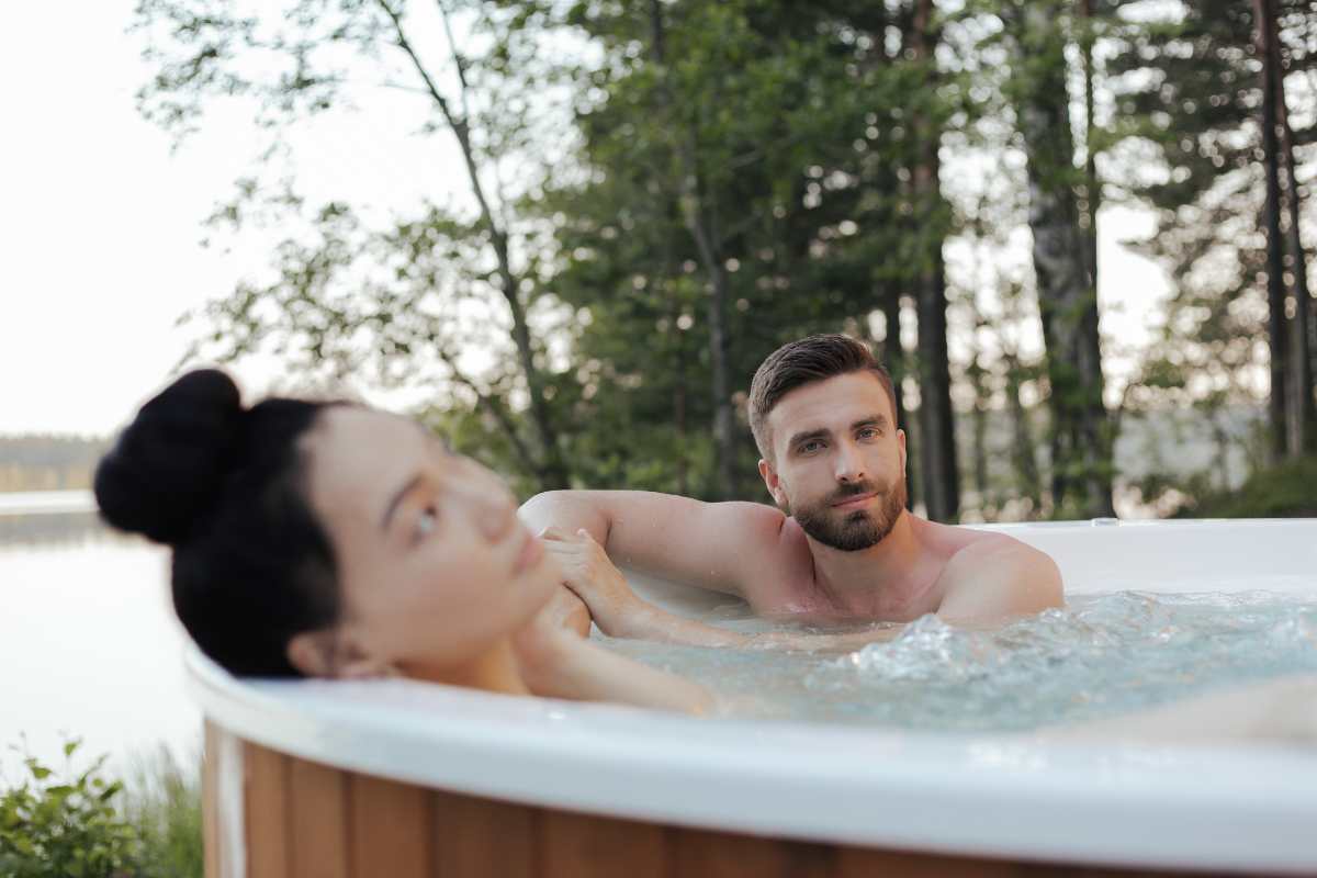 女性と男性が一緒にお風呂に入っている