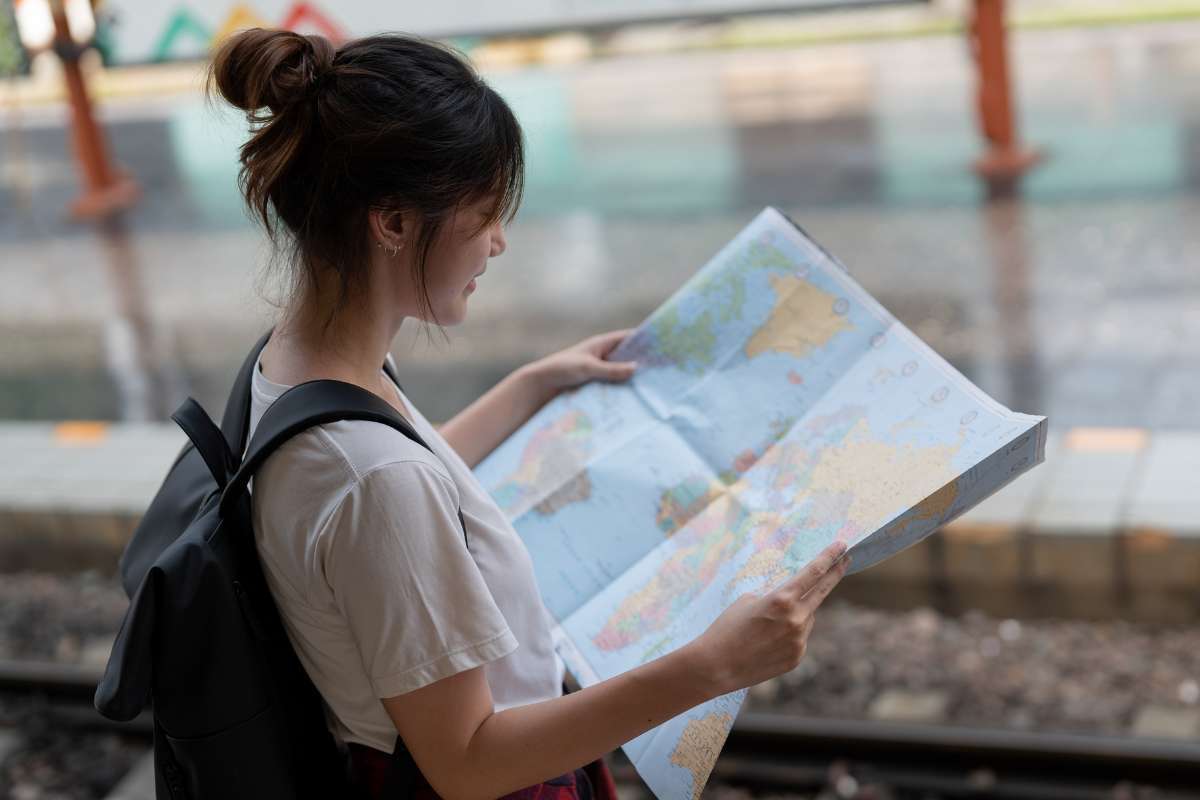夏の旅行プランを立てるために地図を開く