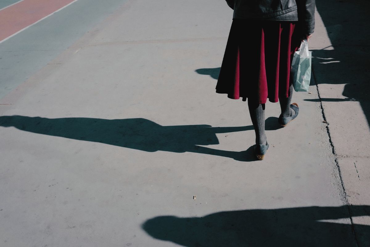 仕事が終わって帰宅する疲れた女性の足元