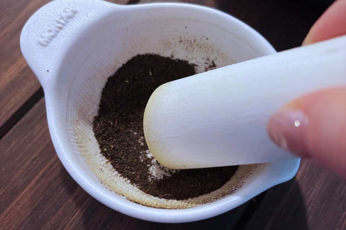 アールグレイの茶葉をすりばちで細かくする