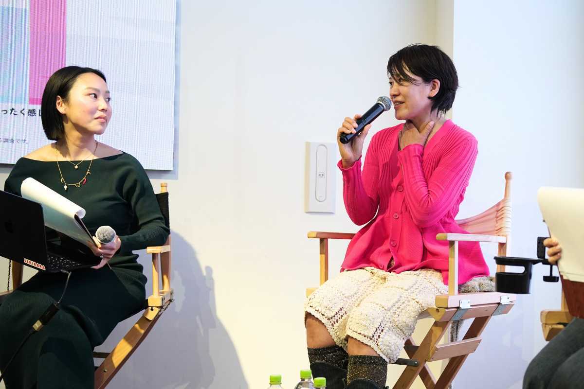 調査データが映し出されたスクリーンと、手前で聴講するメディア関係者たち