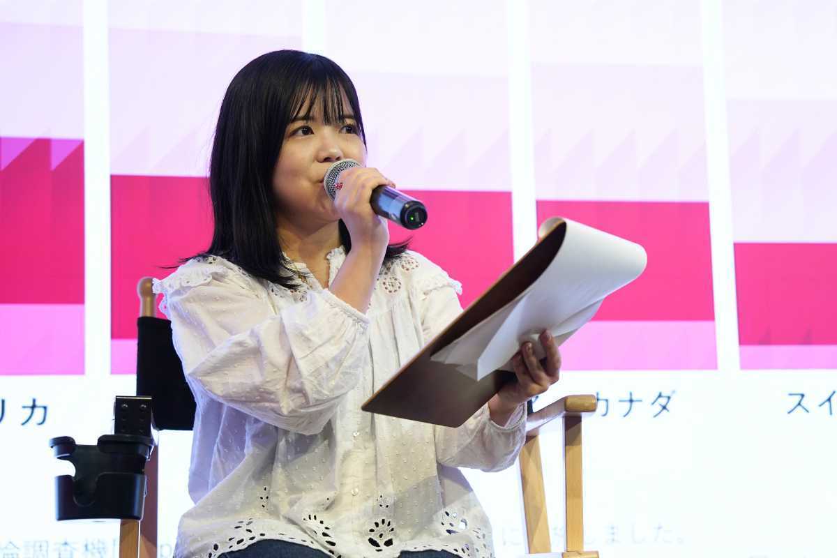 マイクを手に話す登壇者